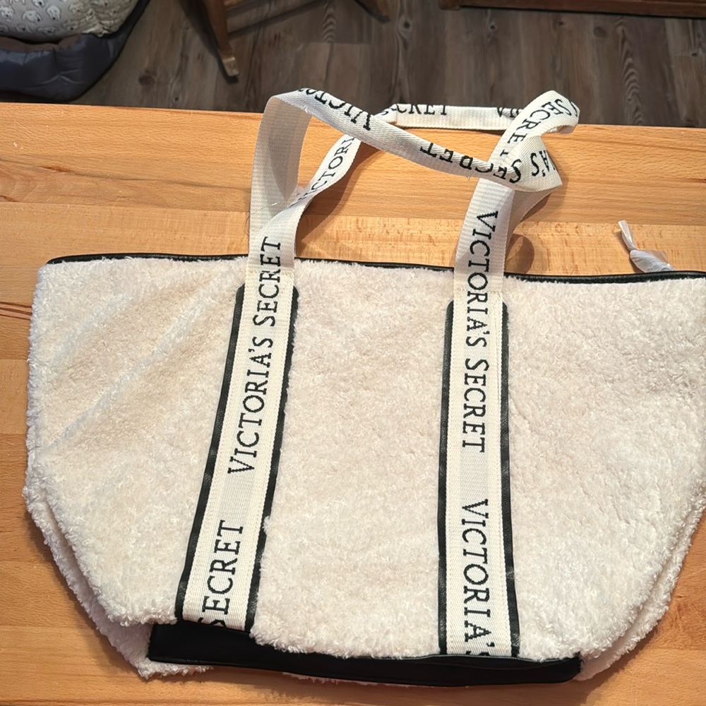 NWT VICTORIA’S SECRET BAG!!